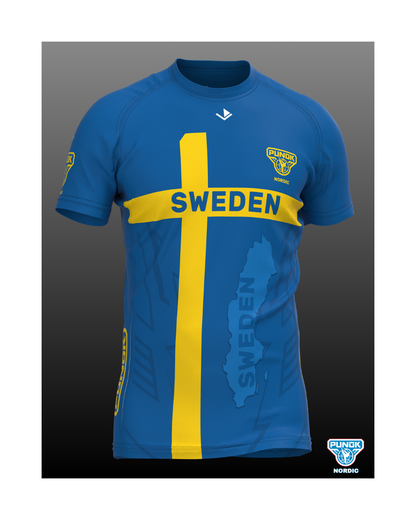 En blå punok t-shirt med svenska flaggan